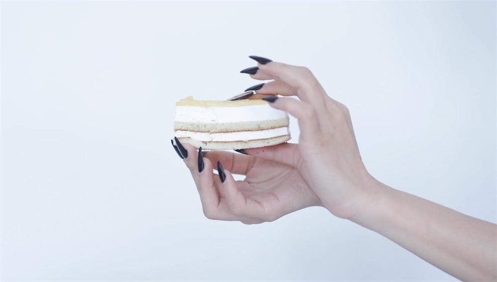 Mynd: Weixin Chong, Eating Cake, stilla úr vídeóverki, 2018.
